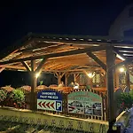 A Restaurace بيت ضيافة *